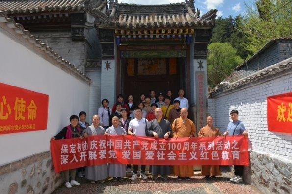 救援可爱小松鼠